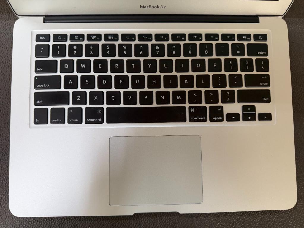 Apple MacBook Air 13.3 in (128GB SSD, Intel Core i5 5th. Gen., 1.6GHz, 8GB RAM) – photo 3 of 3