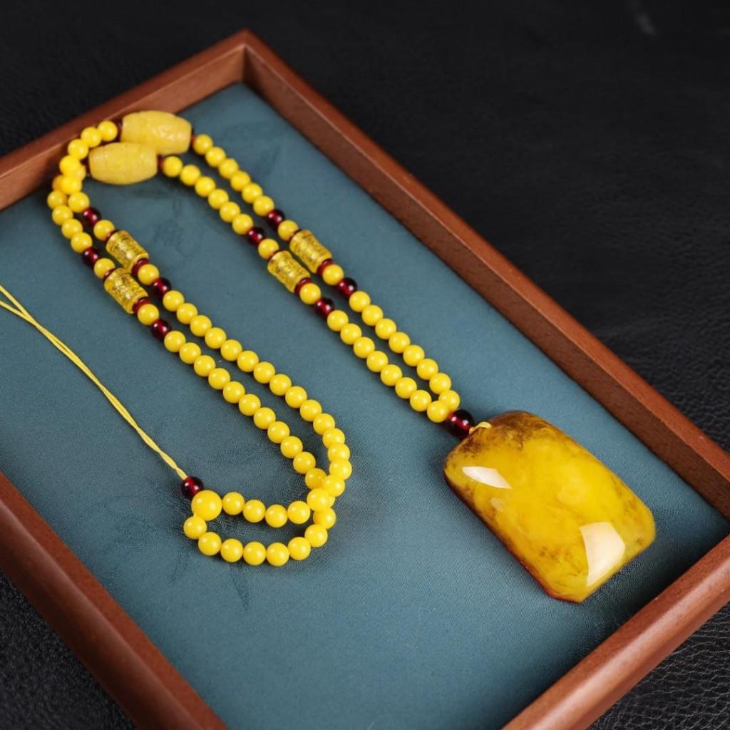 Amber Mens And Womens Blood Amber Sweater Chain