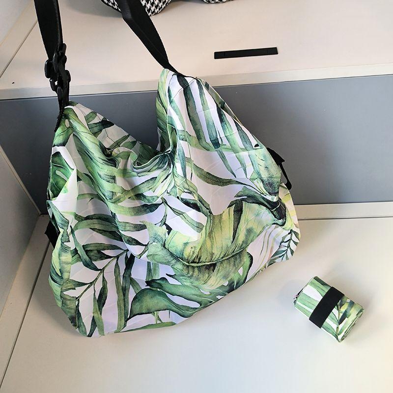 There Is A Zipped Cartoon-style Fashionable Large Accordion Bag