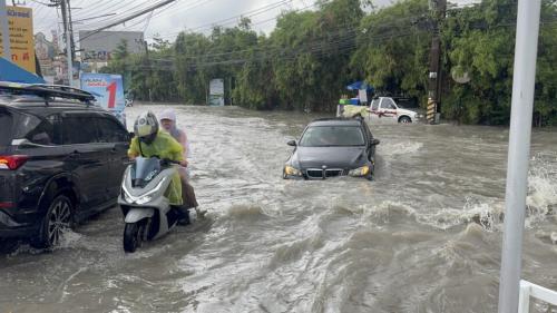 เที่ยวพัทยารอบนี้คงต้องพายเรือ 🛶 ฝนถล่มพัทยา น้ำทะลักหลายจุด…