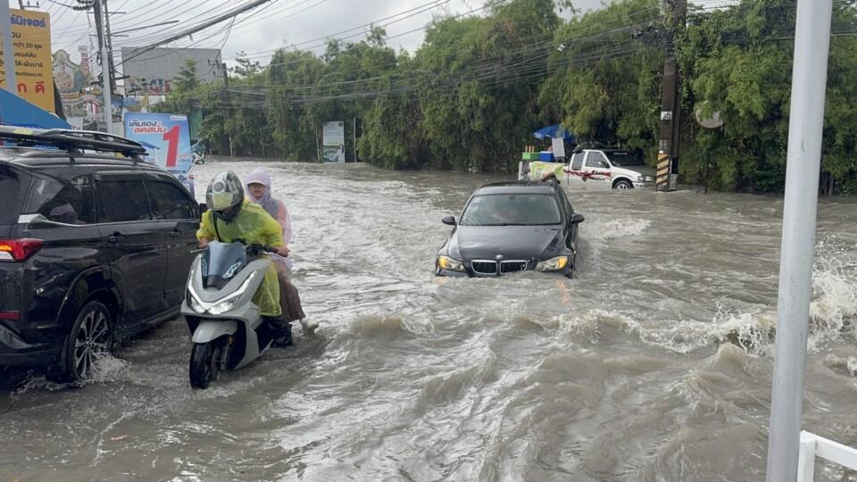 เที่ยวพัทยารอบนี้คงต้องพายเรือ 🛶 ฝนถล่มพัทยา น้ำทะลักหลายจุด…