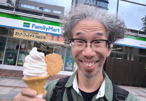 ファミマでソフトクリームは熱い！🍦 ファミマが都内店舗限定でソフトクリームの販売を開始していた！