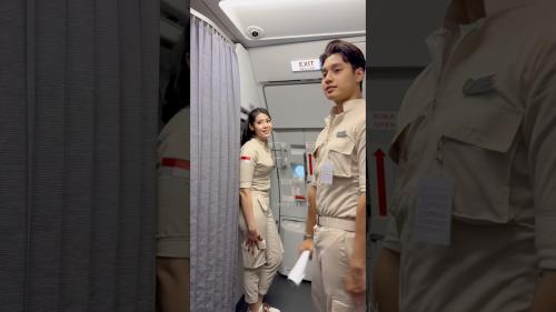 Pramugari super air jet persiapan buka pintu pesawat